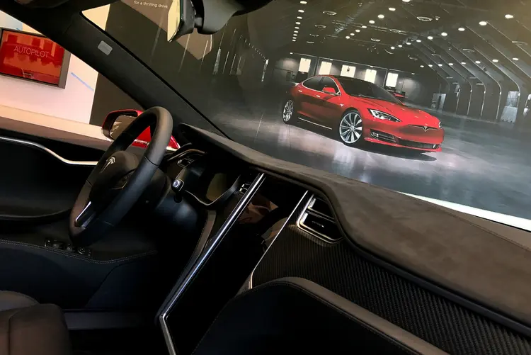 O Tesla Model S, em um showrrom da montadora de elétricos na Califórnia (Justin Sullivan/Getty Images)