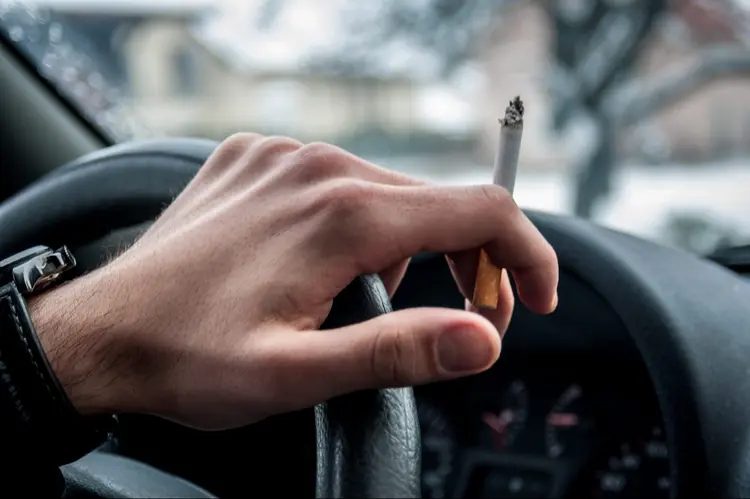 Cigarro nos automóveis: medida já foi implantada em países como Inglaterra, Austrália e África do Sul (sestovic/Thinkstock/Thinkstock)