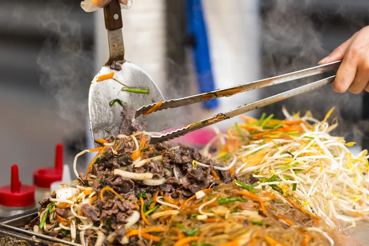 Comida de rua em Bangkok, na Tailândia (AlxeyPnferov/Thinkstock)