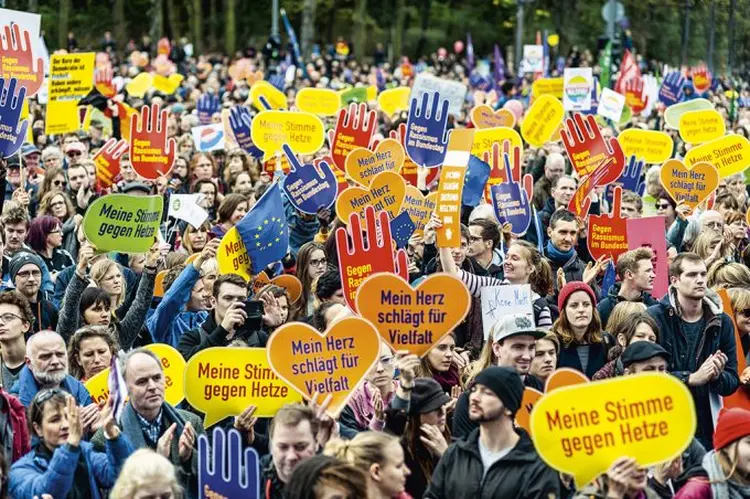 Manifestação em defesa da diversidade na Alemanha: reação ao avanço da direita | Markus Heine/GETTY IMAGES / 