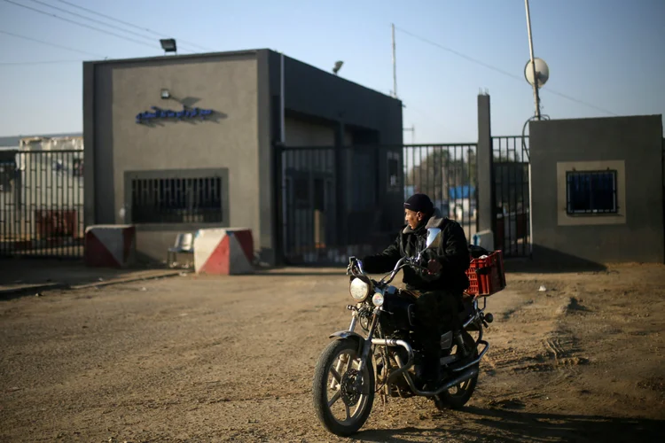 Túnel passava abaixo do posto de verificação de Kerem Shalom, por onde transitam as mercadorias entre Israel e o enclave palestino (Ibraheem Abu Mustafa/Reuters)