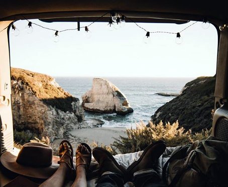 Vida em kombi ganha força nas redes sociais de diversos países