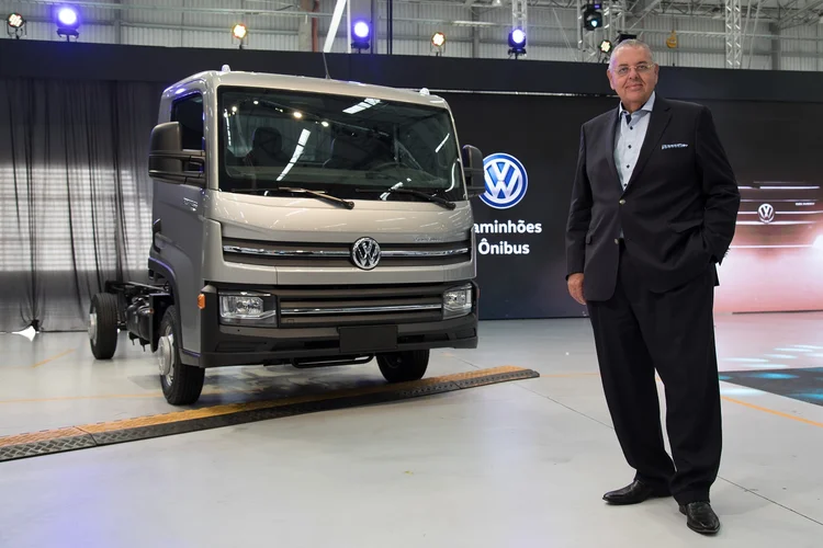 O CEO da MAN, Roberto Cortes, ao lado do novo produto da Volks (Foto/Divulgação)