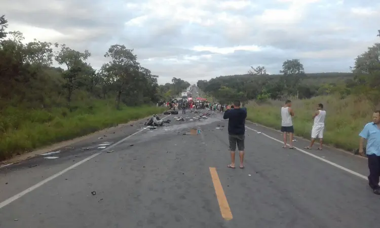Acidente em rodovia de Minas Gerais (Pátio-Guincho de Francisco Sá/Polícia Rodoviária Federal-MG/Divulgação)