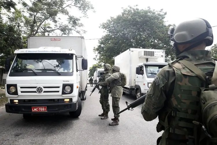 Exército no RJ: para os militares, a geografia do Estado facilita o controle das entradas e saídas (Tânia Rêgo/Agência Brasil)