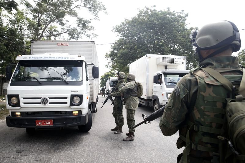 Exército faz operação conjunta com polícias no Rio