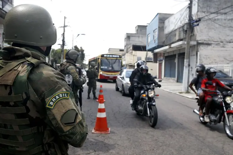 Rio: houve troca de tiros com a PM e os assaltantes acabaram abandonando três veículos na própria Avenida Brasil (Tânia Rêgo/Reuters)