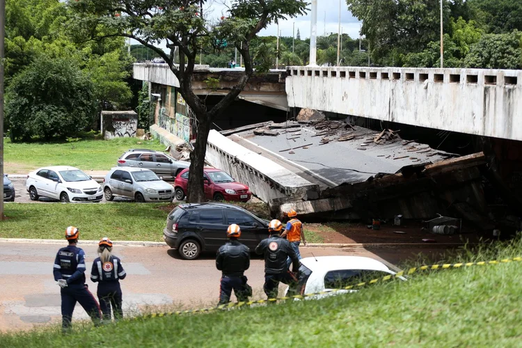 Brasília - Uma parte de um viaduto desabou por volta do meio-dia no Eixão Sul, na área central da capital federal (Marcelo Camargo/Agência Brasil)