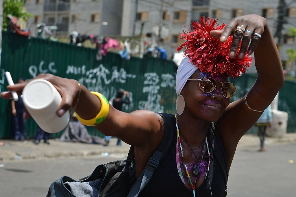 Alegria e resistência no bloco da Cracolândia no carnaval