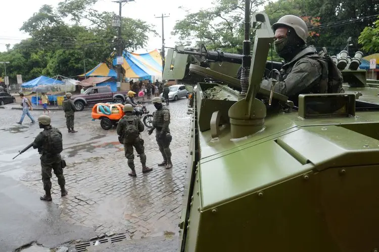 Intervenção no RJ: de acordo com o Comando Militar do Leste (CML), a atuação dos soldados é "legal" e feita regularmente (Tânia Rêgo/Agência Brasil)
