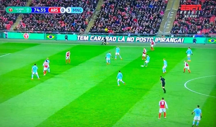 Cena do jogo entre Arsenal e Manchester City: anúncio em português no estádio de Wembley (ESPN/Reprodução)