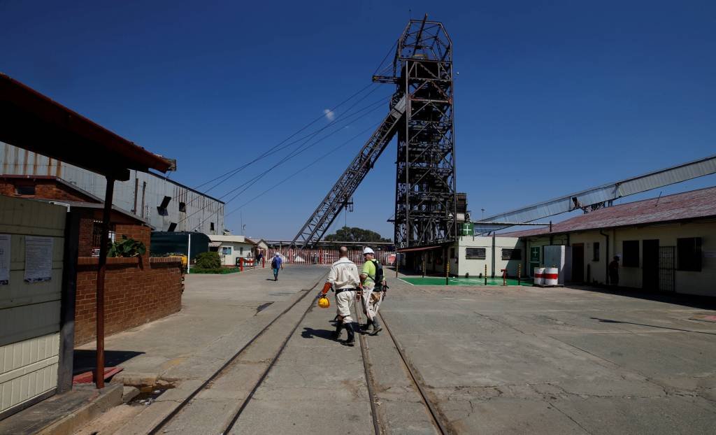 Cerca de mil homens ficam presos em mina na África do Sul