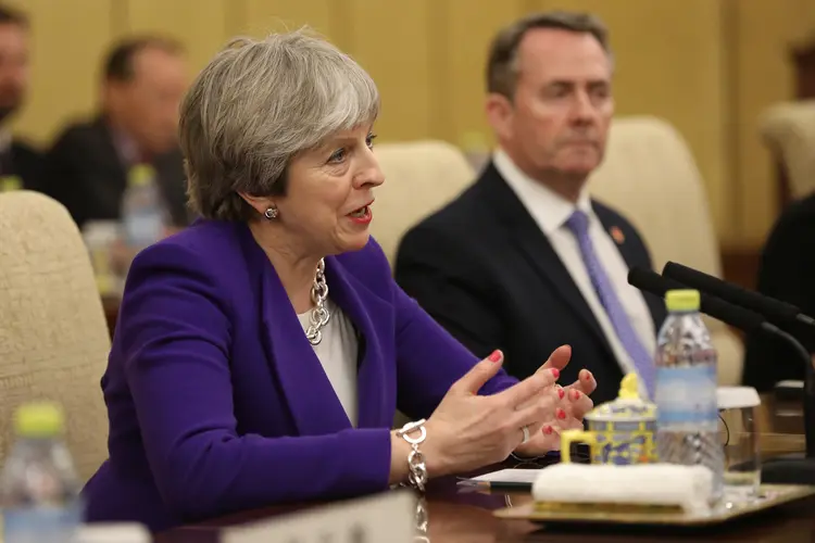 May: o Reino Unido e a UE concordaram em manter um período de transição de cerca de dois anos após março de 2019 (Wu Hong/Reuters)