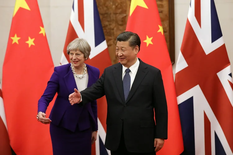 May e Xi Jinping: estreitamento de laços comerciais com a China se tornou mais urgente para o Reino Unido após o Brexit (Wu Hong/Reuters)