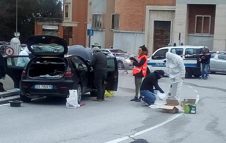 Polícia inspeciona  carro usado pelo atirador em ataque em Macerata, na Itália (Stringer/Reuters)
