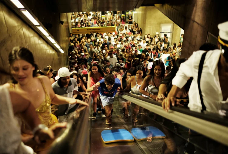 Metrô no Carnaval: um passageiro tentou embarcar entre os vagões, mas foi contido pelos seguranças (Reuters)