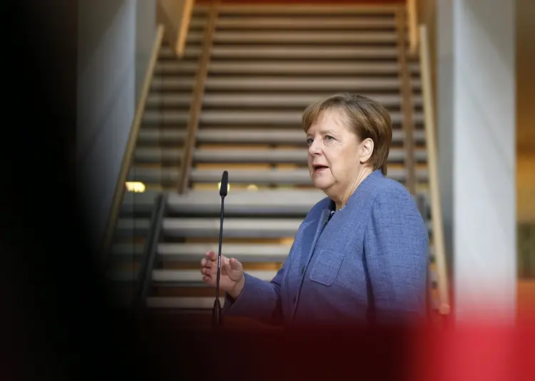 Merkel: aliança com os sociais-democratas é de certa forma inusitada, e conciliar os interesses dos dois partidos tem sido um desafio que já se arrasta há quatro meses (Axel Schmidt/Reuters)