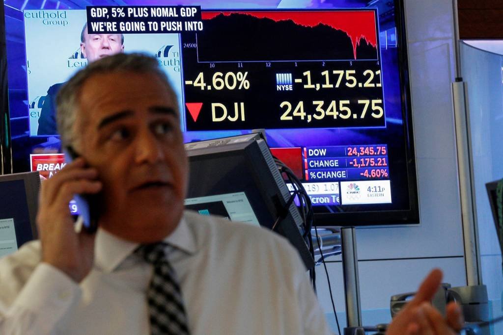 Dow Jones chega a cair mais de 6% e tem pior dia da história