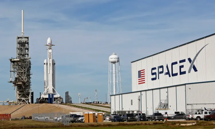 Foguete Falcon Heavy: o próprio Musk estimou as chances de sucesso e fracasso em 50%-50% (Joe Skipper/Reuters)
