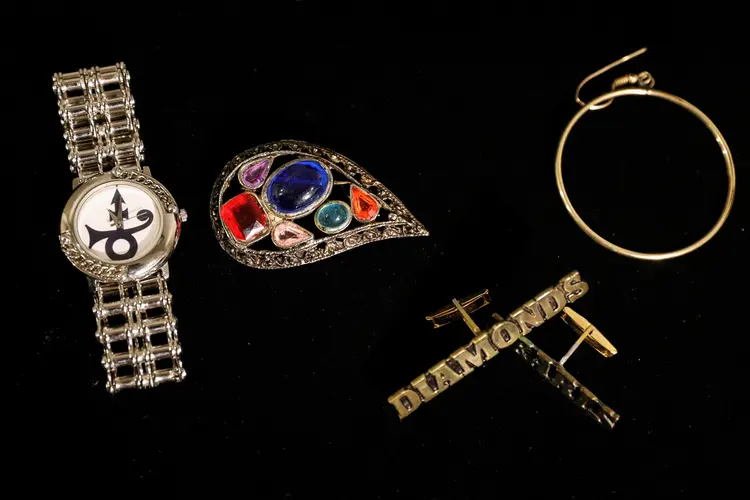Leilão de objetos de Prince: também pode ser encontrados, entre 200 objetos, um relógio de pulso, utilizado por ele e com o símbolo característico do artista no fundo (Brendan McDermid/Reuters)