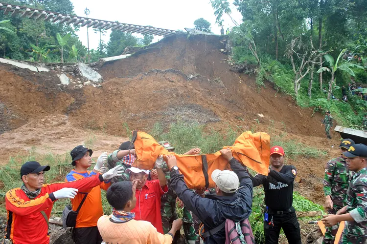Indonésia: enchente do rio Ciliwung, que atravessa Bogor e desemboca em Jacarta, provocou a evacuação de 6.532 pessoas na capital (Arif Firmansyah/Reuters)