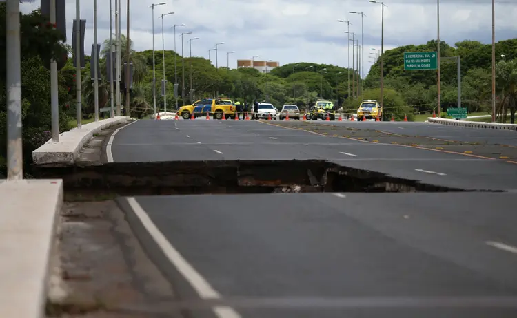 Viaduto: quatro carros foram atingidos pelo desabamento do viaduto (Adriano Machado/Reuters)