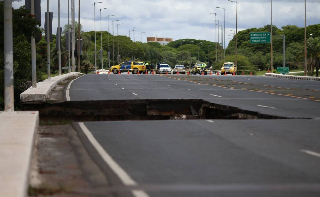 Estudo sugere demolição de viaduto que desabou em Brasília