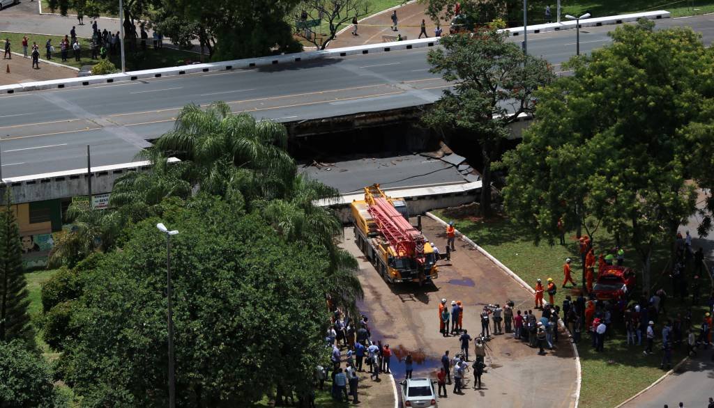 Começa drenagem de região de viaduto que desabou em Brasília