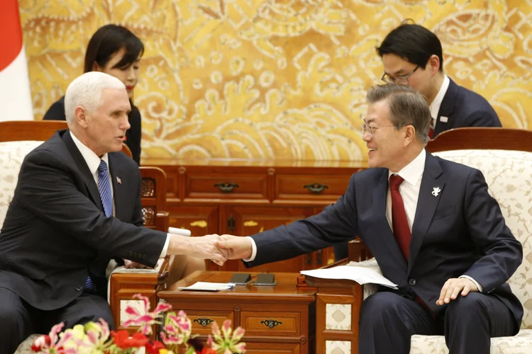 Pence a Moon: "nossa determinação de ficar com vocês é inabalável" (Kim Hee-chul/Reuters)