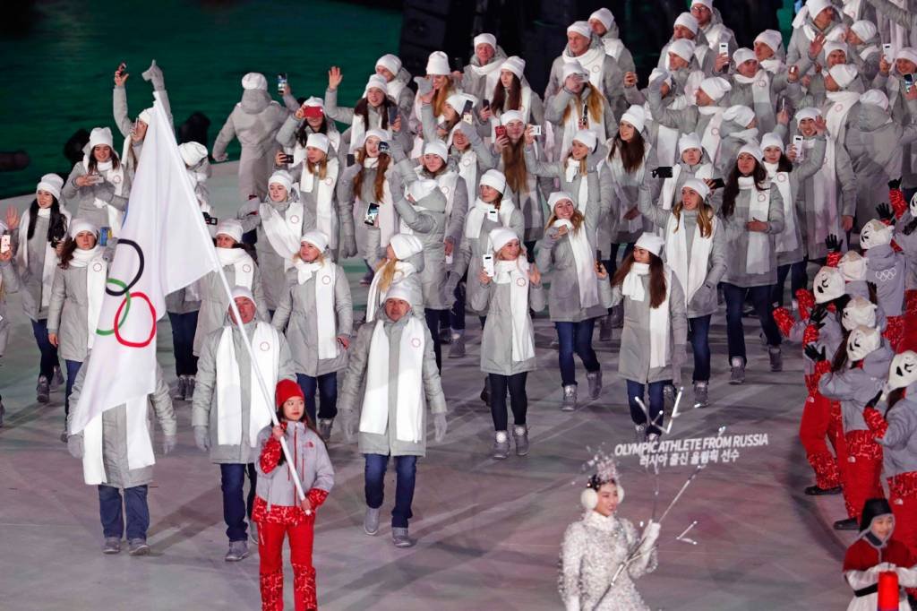 Atletas russos desfilam sem bandeira na abertura das Olimpíadas
