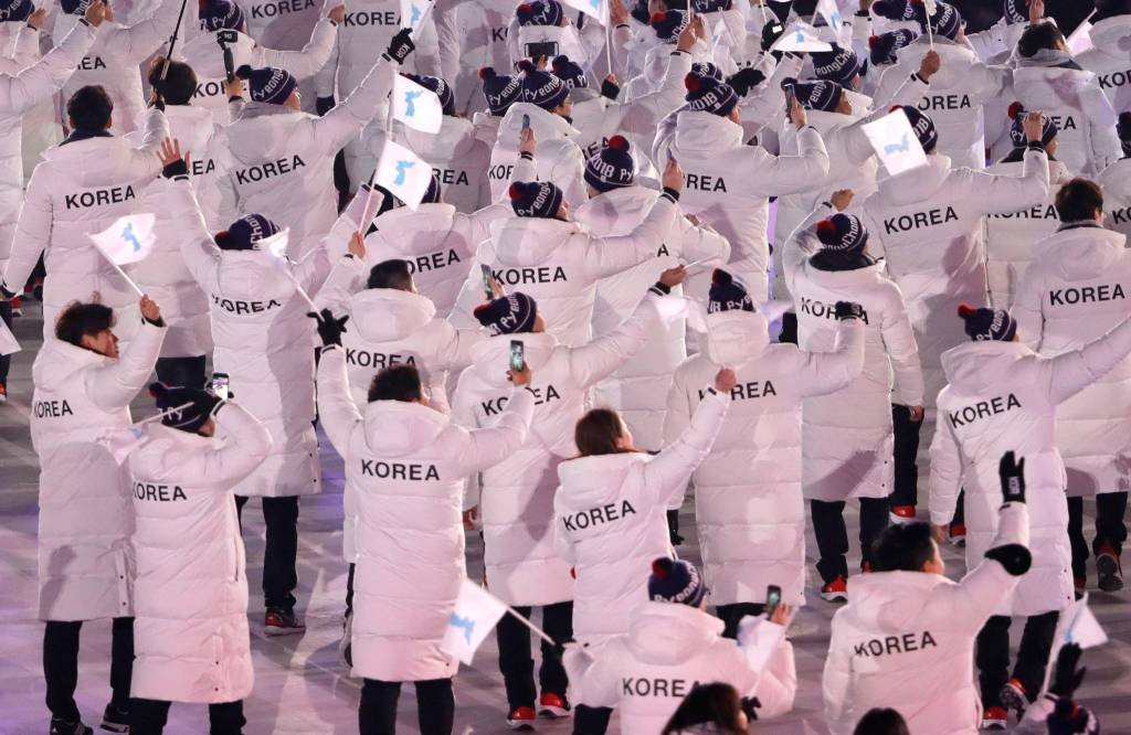 Time coreano unificado tenta ignorar política