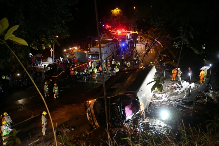 Hong Kong: equipes de resgate no local onde acidente de ônibus deixou ao menos 18 mortos (China Daily/Reuters)