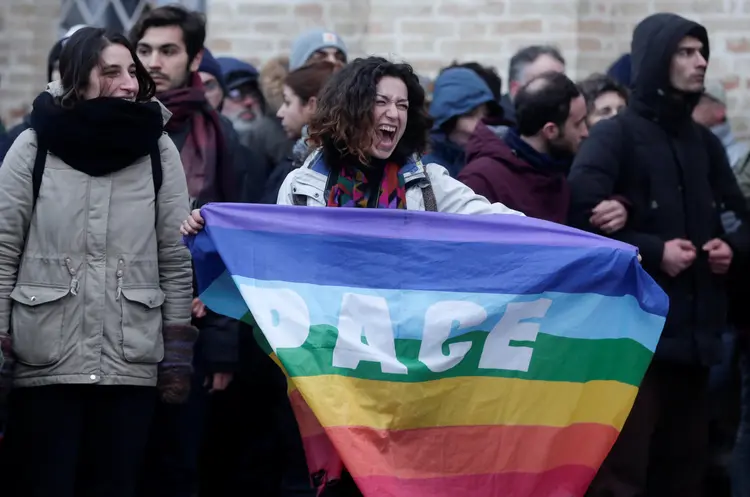 Em Macerata, na Itália, mulher segura uma bandeira na qual se lê "paz", em protesto contra racismo (REUTERS/Yara Nardi/Reuters)