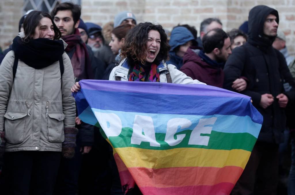 Italianos protestam contra racismo após ataque contra imigrantes