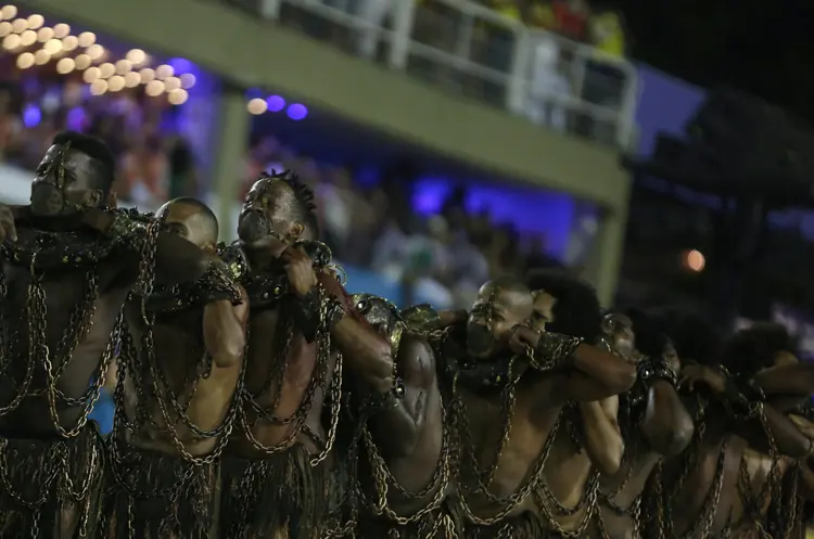  Paraíso do Tuiuti durante o desfile de Carnaval no Rio de Janeiro  (Pilar Olivares/Reuters)