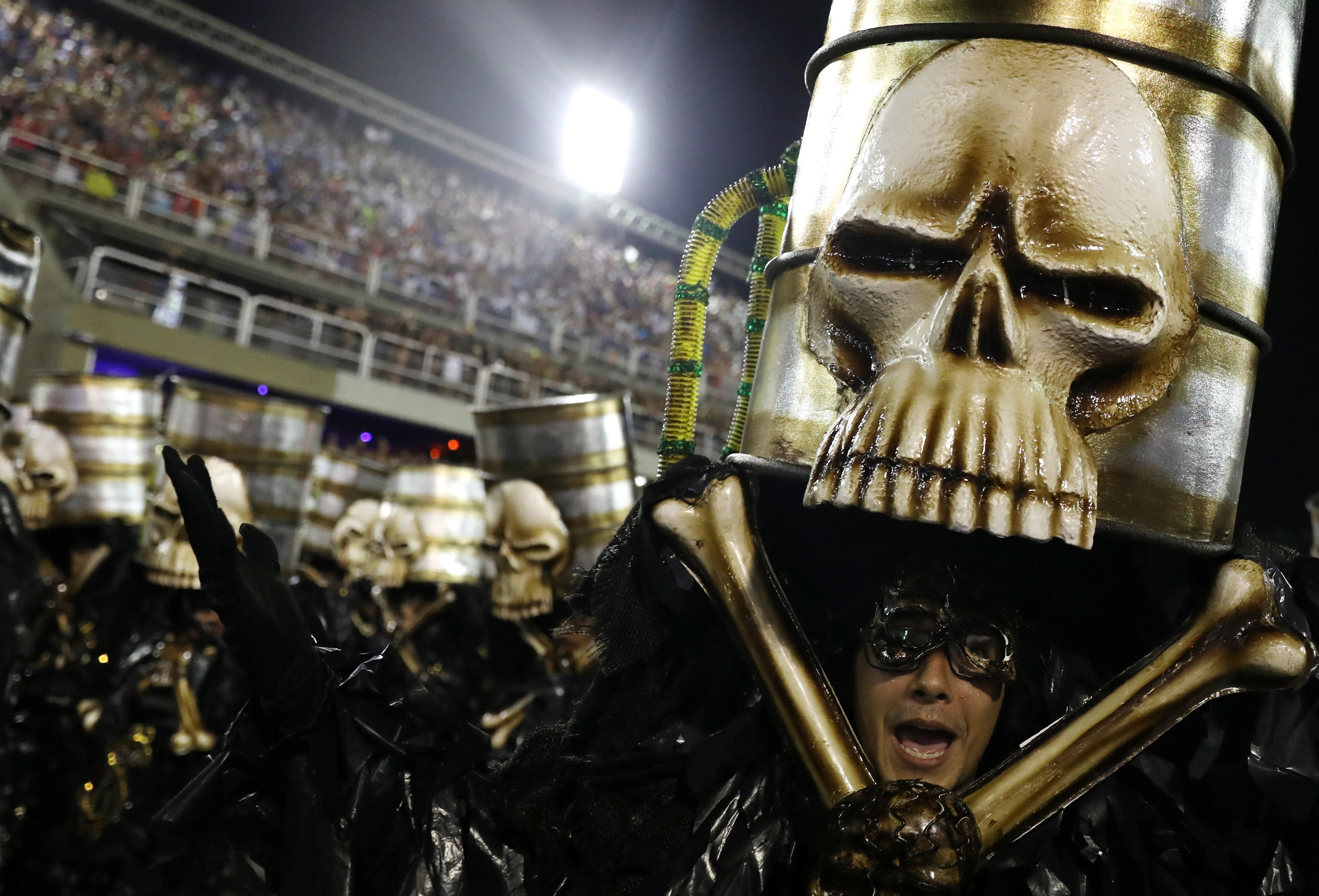 Beija-Flor usa Frankenstein para fazer crítica social na Sapucaí