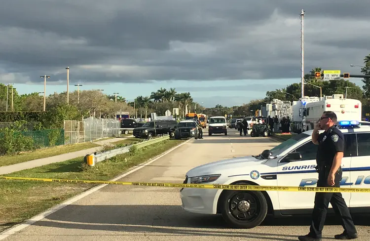 Massacre em Parkland: câmaras exteriores da escola Marjory Stoneman Douglas gravaram os momentos de terror vividos durante o ataque (Zachary Fagenson/Reuters)