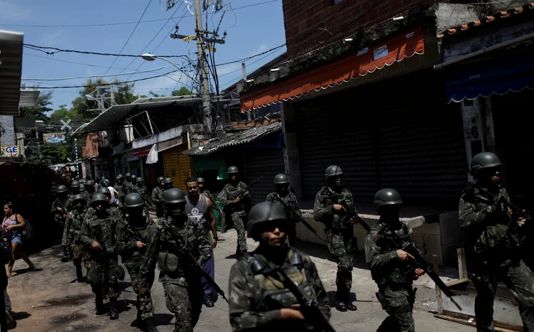 Exército no RJ: com a expectativa da publicação do decreto ainda nesta sexta-feira, a Câmara dos Deputados deve receber ainda hoje a mensagem presidencial (Ricardo Moraes/Reuters)
