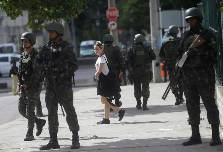 Militares patrulham Avenida Brasil, no Rio de Janeiro. (Ricardo Moraes/Reuters)