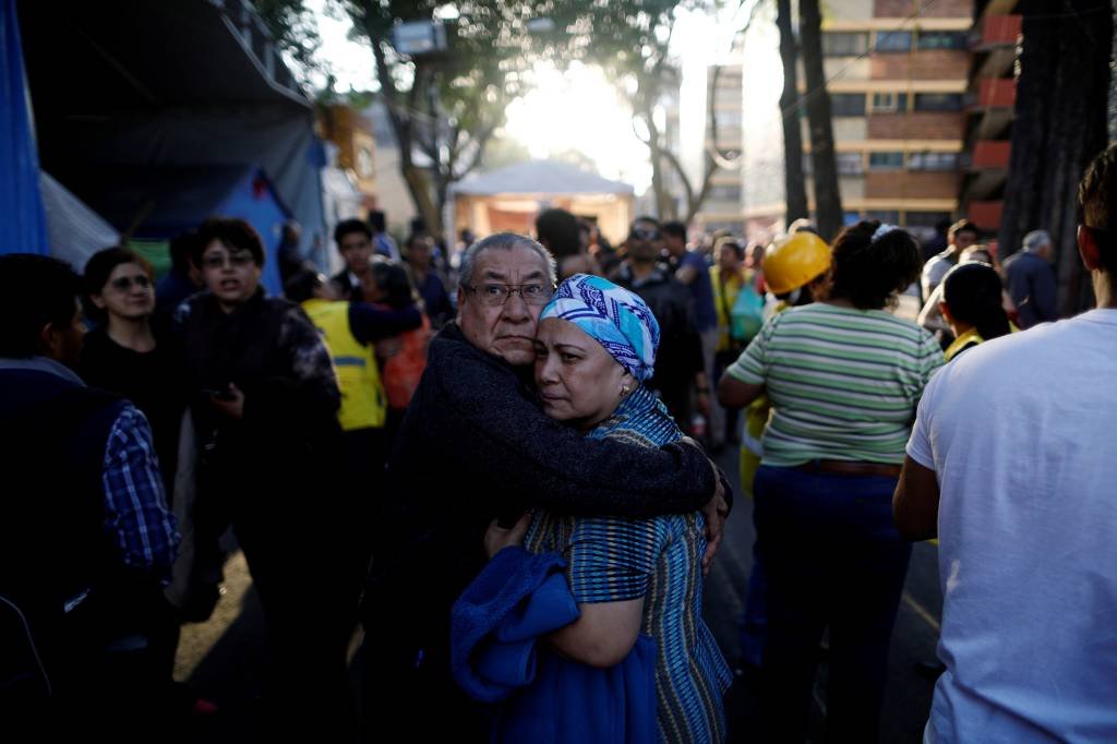 Forte terremoto mata 2, destrói casas e causa apagão no México