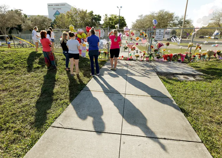 Ataque na Flórida: o autor confesso do massacre, Nikolas Cruz, de 19 anos, comprou legalmente o fuzil com o qual disparou na escola, pois lei federal autoriza maiores de 18 anos a comprar e portar armas de fogo (Jonathan Drake/Reuters)