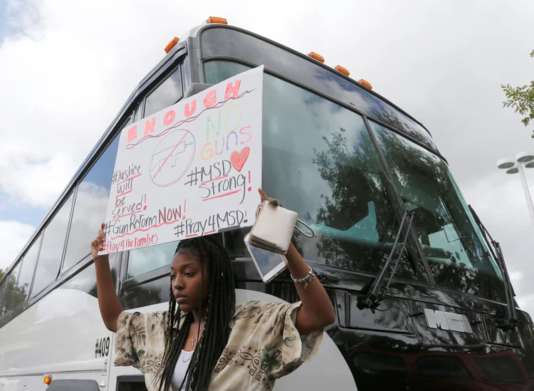 Ataque na Flórida: o movimento de protestos liderado por jovens que surgiu dentro de horas após o ataque atraiu importantes celebridades como apoiadores nesta terça-feira, quando o ator George Clooney e sua esposa Amal, uma advogada de direitos humanos (Joe Skipper/Reuters)