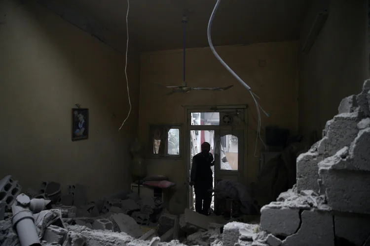 Bombardeios em Ghouta: desde domingo a artilharia pesada, os disparos de foguetes e os ataques aéreos também vêm assolando o enclave, um bombardeio que o governo sírio diz ser necessário para deter os disparos de morteiros contra Damasco (Bassam Khabieh/Reuters)