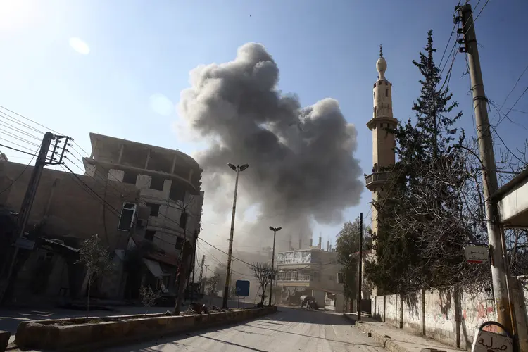 Síria: a campanha de bombardeios iniciada no domingo deixou pelo menos 335 mortos entre os civis, incluindo 79 crianças e 50 mulheres, além de 1.700 feridos (Bassam Khabieh/Reuters)
