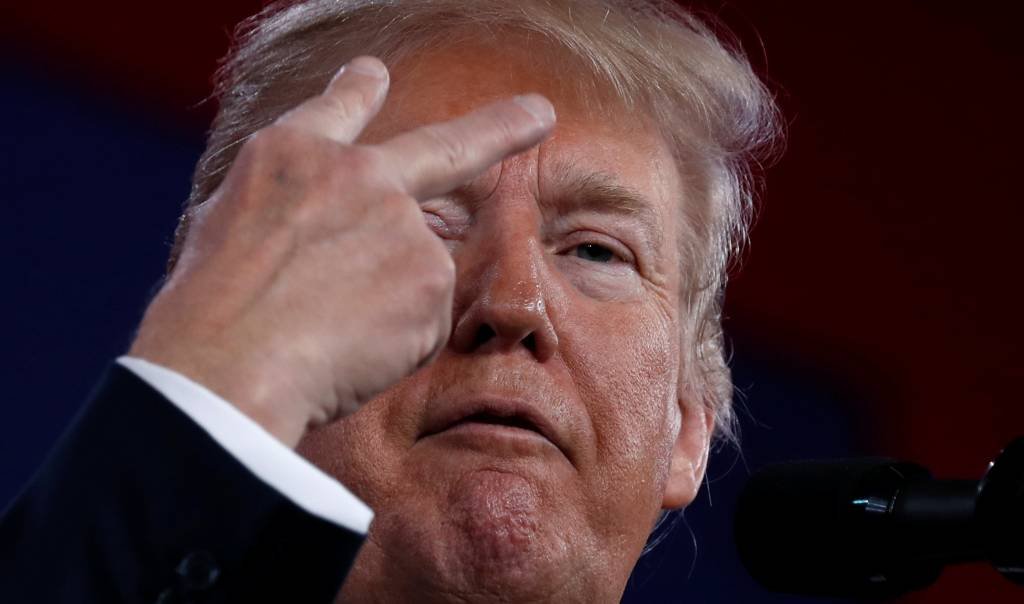 Aprovação de Trump atinge 35% e bate novo recorde de baixa