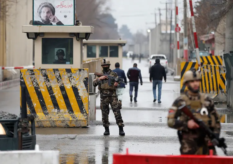 Cabul: o ataque contra o NDS em Cabul, executado por um homem-bomba, foi reivindicado pelo EI (Mohammad Ismail/Reuters)