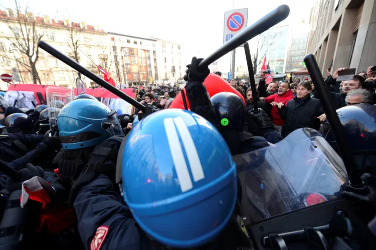 Confrontos: em Milão, houve confrontos entre as forças de segurança e militantes da esquerda radical (Massimo Pinca/Reuters)