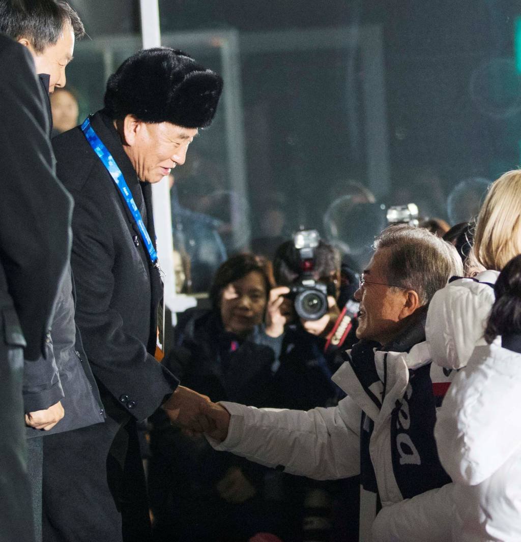 Cena histórica: o presidente sul-coreano Moon Jae-in aperta a mão do líder da delegação norte-coreana Kim Yong Chol na cerimônia de encerramento dos Jogos Olímpicos (Yonhap/Reuters)