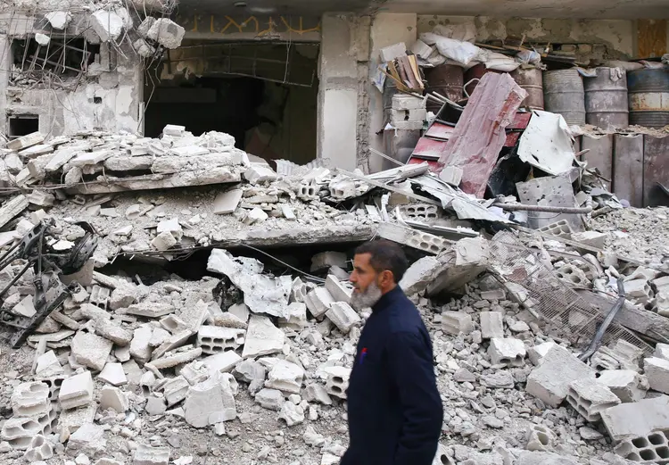 Síria: a Rússia, que foi acusada junto ao regime de Bashar al Assad da morte de centenas de civis nos bombardeios das últimas duas semanas contra a região de Ghouta Oriental, apoiou com condições a trégua (Bassam Khabieh/Reuters)
