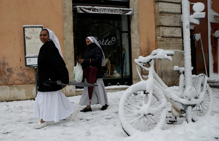 Neve na Europa: uma precipitação de neve rara em Roma forçou as autoridades italianas a pedir ao Exército para ajudar a liberar as ruas (Max Ross/Reuters)